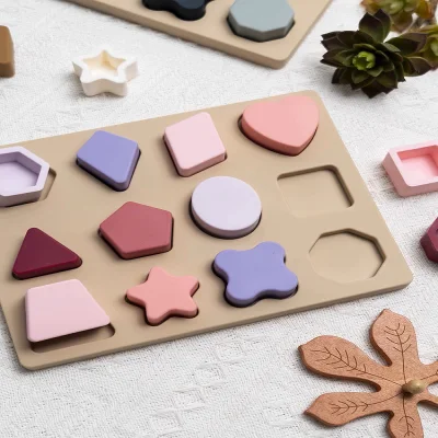 Giocattolo di abbinamento cognitivo della forma per puzzle in silicone per bambini di 1-2 anni