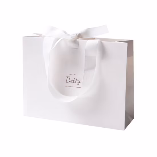 Borse per la spesa regalo di carta personalizzate di lusso stampate con logo, borse per la spesa per abbigliamento Kraft con manici, rivetti, borsa di carta per trasportare cosmetici e indumenti